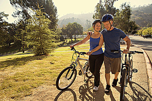 夫妻,交谈,推,自行车,公园