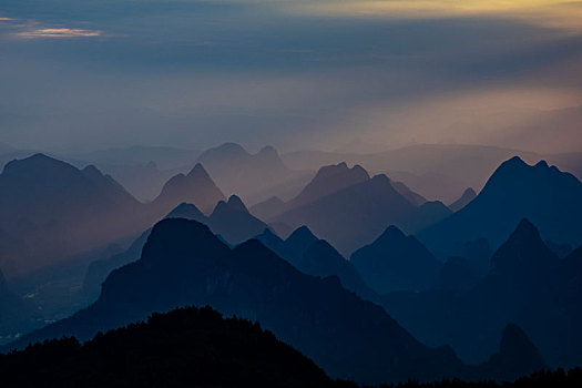 清晨远眺阳光下绵延的群山