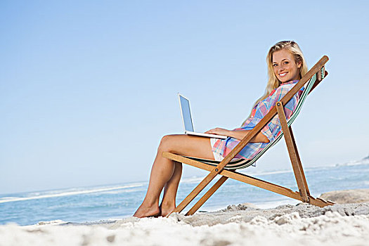 金发,坐,海滩,笔记本电脑,看镜头,微笑