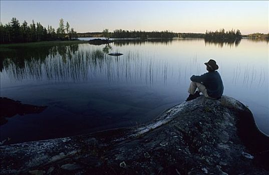 男人,坐,湖岸,晚上,亮光,加拿大西北地区,加拿大