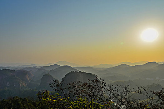 山,丹霞,太阳,蓝天,大气,山脉,驴友,旅行,地质公园,丹霞地貌,灌木,树,草,水潭,素材,平面设计