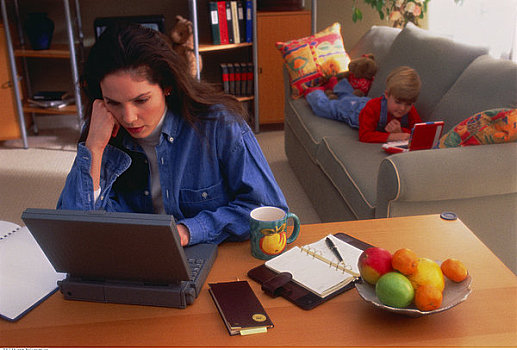 母亲,坐,桌子,使用笔记本,电脑,儿子,躺着,沙发