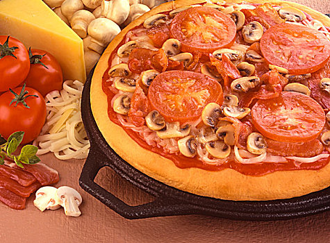 西红柿,熏肉,蘑菇,比萨饼