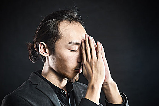 亚洲男子
