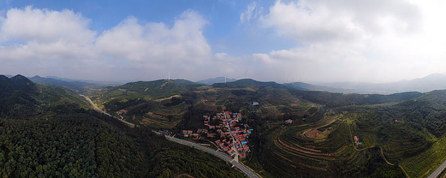 山东省日照市,秋日里的风力发电车成最美风景,绿色能源助力美丽乡村建设