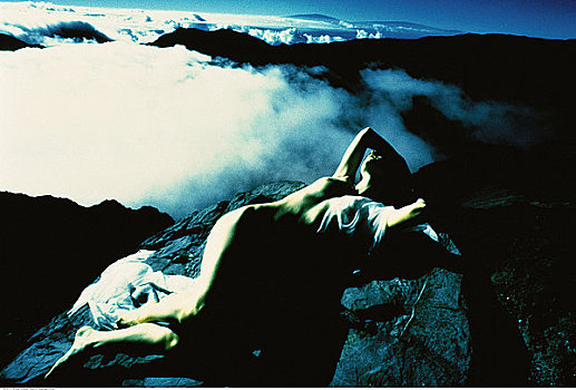 裸露,女人,躺着,山,高处,云