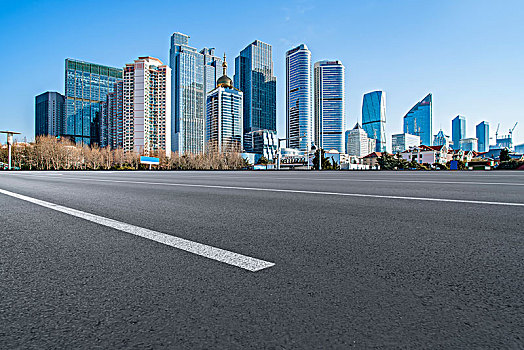 城市广场道路沥青路面和青岛地标建筑