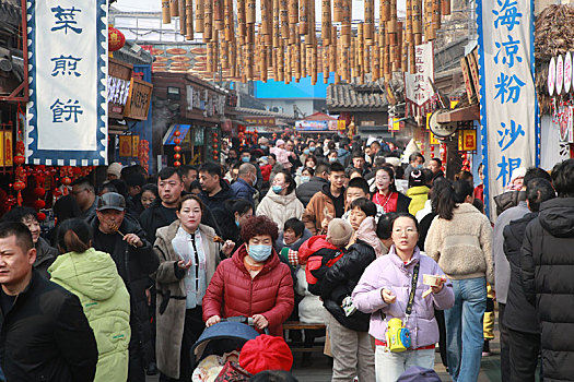 山东省日照市,春节旅游火爆开场,旅游小镇熙熙攘攘年味十足