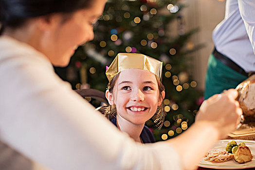 微笑,女孩,纸皇冠,享受,圣诞晚餐