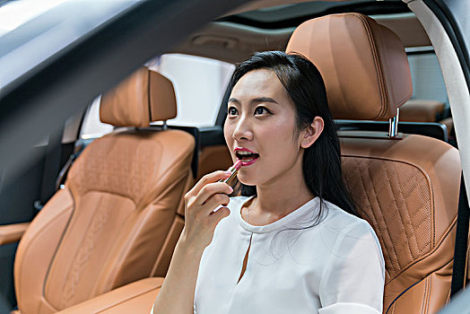 年輕女子在車里補妝