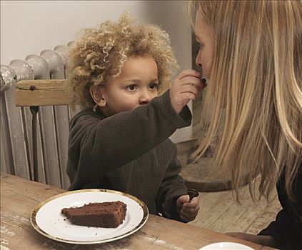 男孩,喂食,蛋糕,母亲