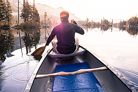 男青年,独木舟,湖,后视图,高,山脊,加利福尼亚,美国