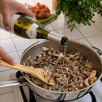 倒出,白葡萄酒,上方,蘑菇,葱类,锅,准备,蘑菇汤