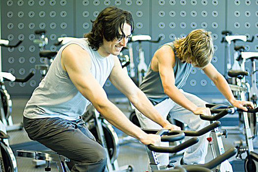 两个男人,骑,健身自行车