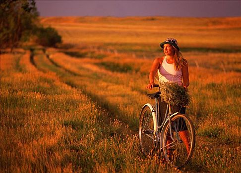 女人,走,地点,自行车,艾伯塔省,加拿大