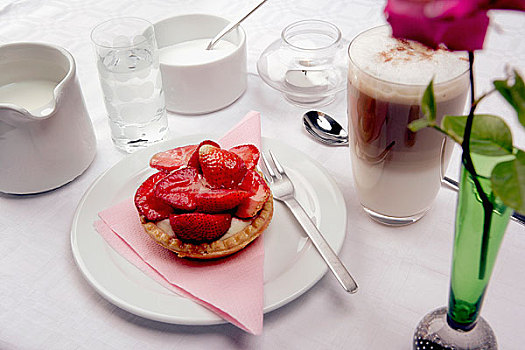 咖啡,草莓糕点,桌上