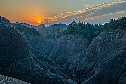 山,太阳,逆光,刺眼,线条,层次,驴友,旅行,地质公园,丹霞地貌,灌木,水潭,素材,质感,设计,细腻,纹理,树