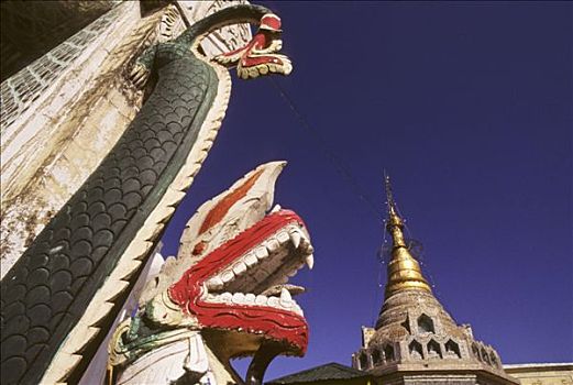 缅甸,波芭山,雕塑,龙,佛塔,背影