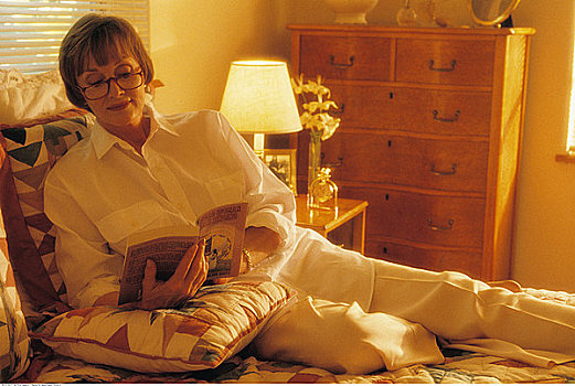 成年,女人,躺着,床,读,书本