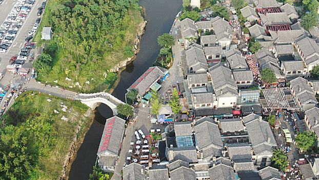 山东省日照市,航拍网红打卡地东夷小镇,旅游旺季到来街道熙熙攘攘