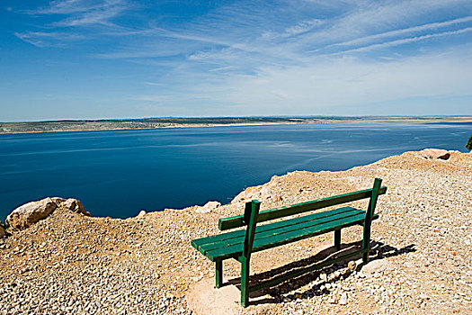 绿色,长椅,位于,砾石,表面,远眺,海洋,克罗地亚