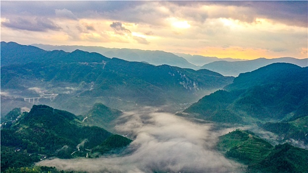 重庆酉阳,秋晨山岚美如画卷