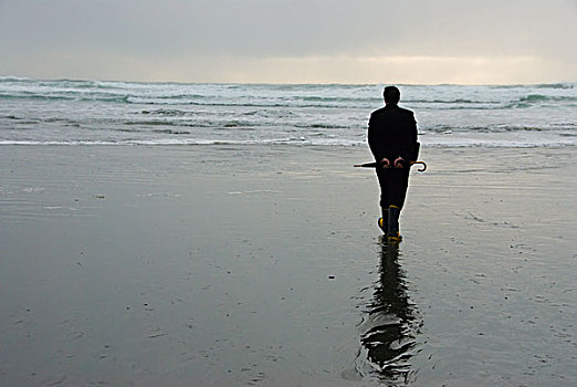 一个,男人,湿,海滩,拿着,伞,不列颠哥伦比亚省,加拿大