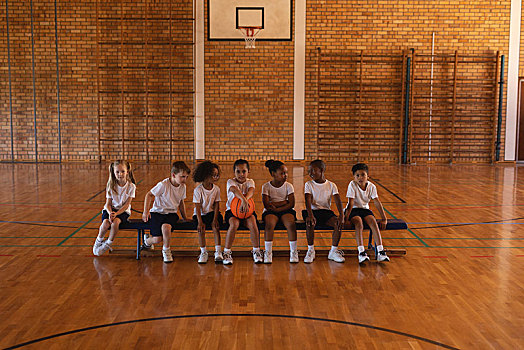 正面,小学生,篮球,坐,长椅,篮球场