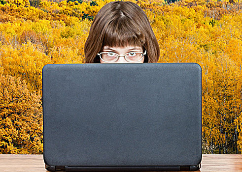 女孩,看,上方,遮盖,笔记本电脑,黄色,树林