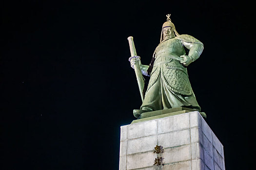 韩国首尔光化门广场忠武公李舜臣将军像夜景