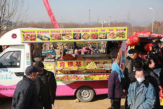 市民赶大集,品美食感受浓浓的年味