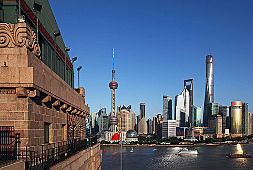 从上海外滩费尔蒙和平饭店眺望浦东陆家嘴,上海中心大厦已巍然矗立