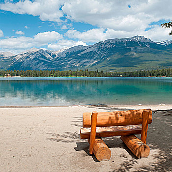 长椅,圆木,湖岸,湖,碧玉国家公园,艾伯塔省,加拿大