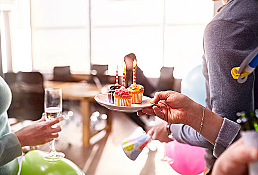 职业女性,惊讶,同事,生日,杯形蛋糕,会议室