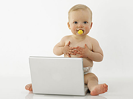 婴儿,尿布,笔记本电脑,1岁,幼儿,女孩,裸露,地面,坐,看镜头,上网,玩,象征,互联网,才能,成长,学习过程,智慧