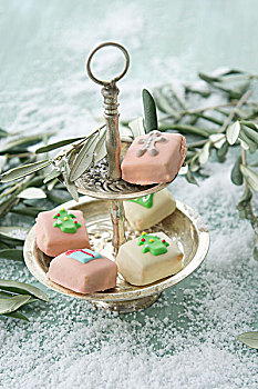 圣诞节,花色小蛋糕,装饰,杏仁蛋白软糖,橄榄,嫩枝,桌子,遮盖,雪