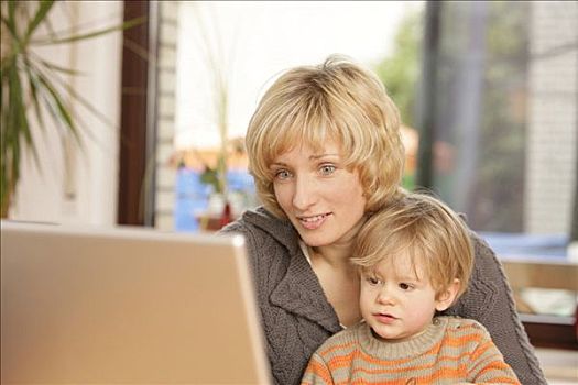 金发,母亲,2岁,儿子,笔记本电脑
