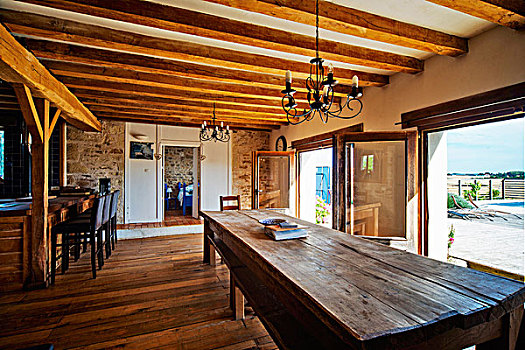 长,木桌子,平台,门,厨房,天花板,地中海国家,房子