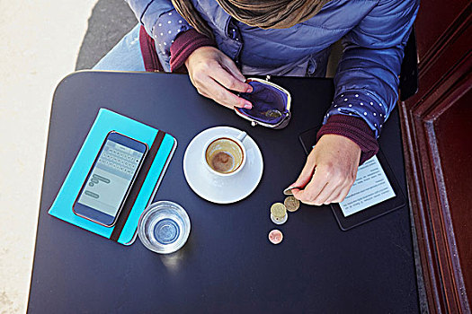 俯拍,中年,女人,计算,欧元硬币,街边咖啡厅