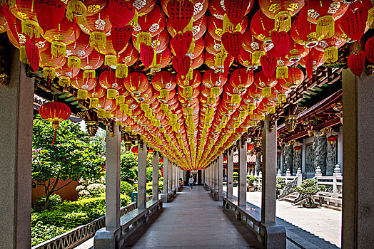 广东潮州古城开元寺祈福红灯笼长廊