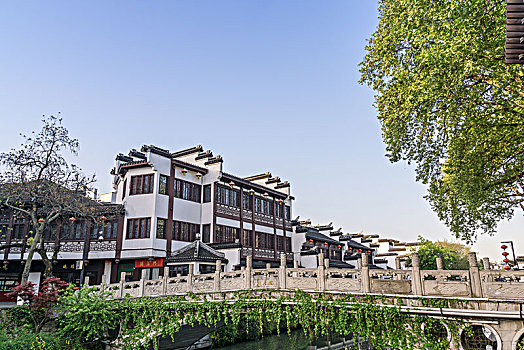 南京夫子庙古运河边的步行街古建筑