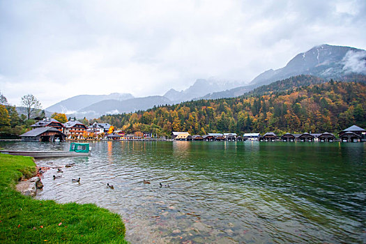 德国美丽的国王湖洁净的湖水与美丽建筑