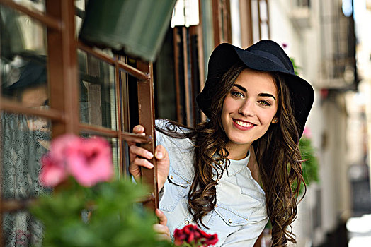 年轻,女人,头像,微笑,城市,背景,戴着,休闲服,帽子,反射,咖啡,窗户