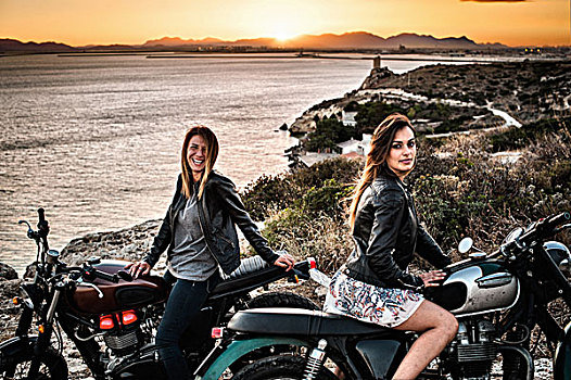 头像,两个,女性,摩托车手,朋友,海岸,日落,萨丁尼亚,意大利