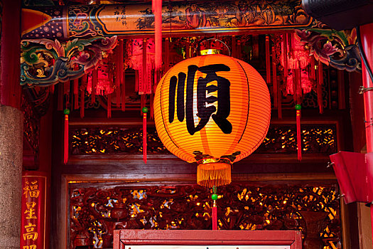 中国寺庙用来祈福的大红灯笼