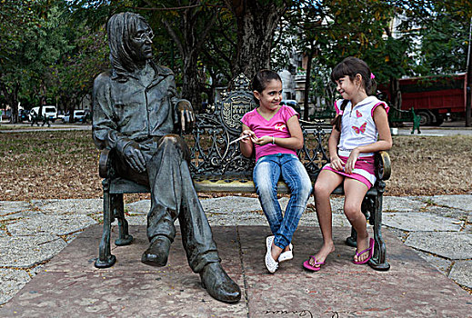 两个女孩,坐,长椅,靠近,青铜,雕塑,哈瓦那,古巴,北美
