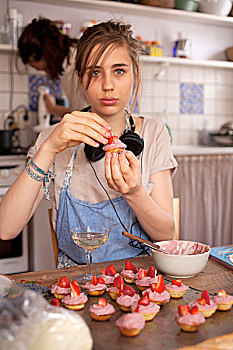 女孩,制作,迷你,草莓蛋糕