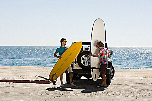 两个,年轻,男人,运动型多功能车,冲浪板