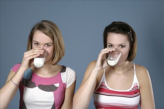 两个女孩,坐,旁侧,一个,喝,牛奶