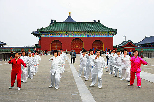 在北京天坛公园内健身的市民